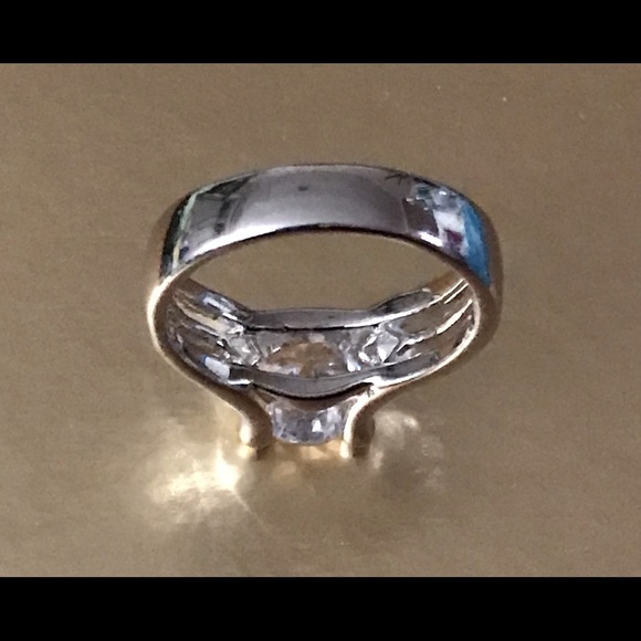 Silver Round Cut CZ Gem Ring 8 W/Gift Bag - Picture 6 of 7